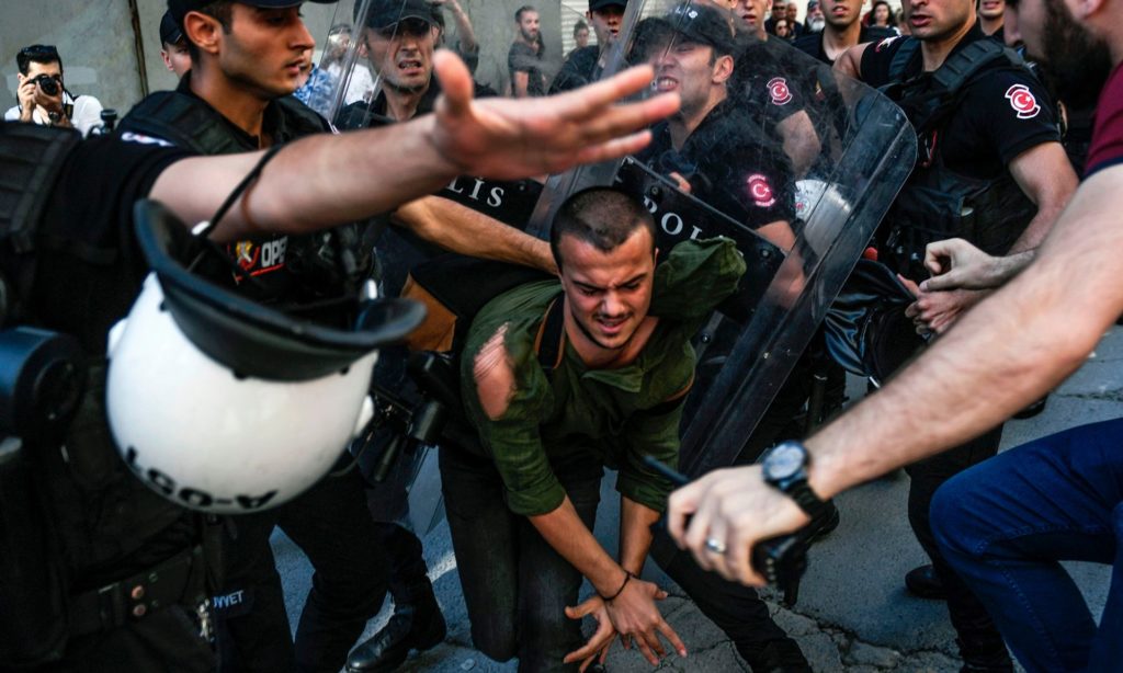Τουρκία: Mε πλαστικές σφαίρες κατά του Gay Pride