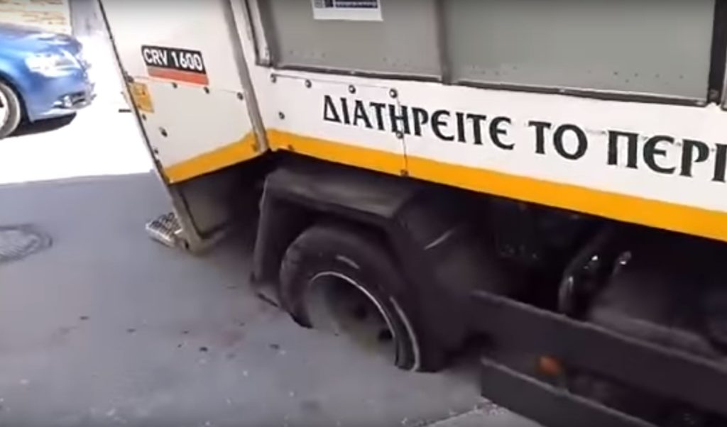 Κοζάνη: Όταν το απορριμματοφόρο πέφτει σε τρύπα του δρόμου (Video)