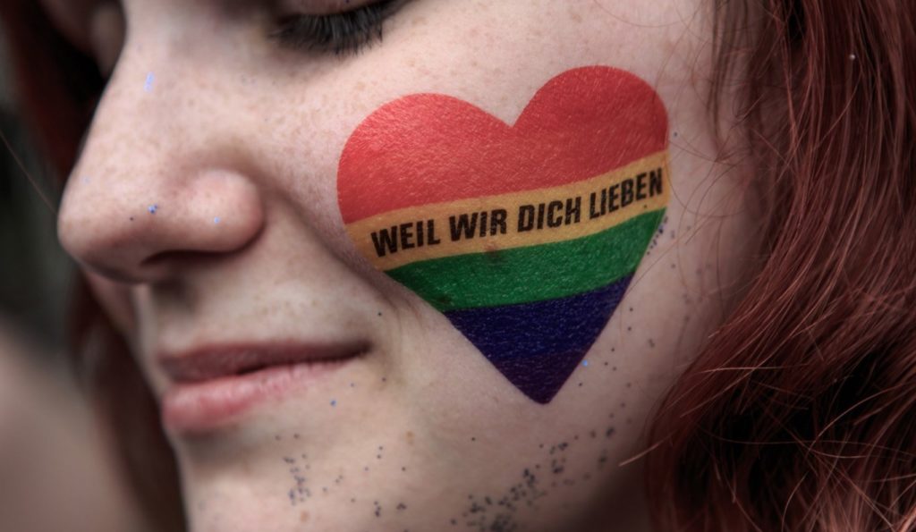 Γερμανία: Το κοινοβούλιο ενέκρινε τον γάμο ομόφυλων ζευγαριών – Αρνητική ψήφος από τη Μέρκελ