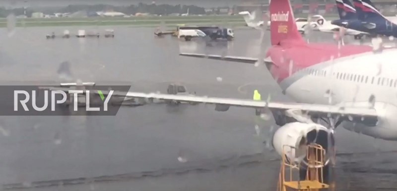 Εμείς καιγόμαστε, οι Ρώσοι πνίγονται – Πλημμύρισε αεροδρόμιο της Μόσχας! (Video)