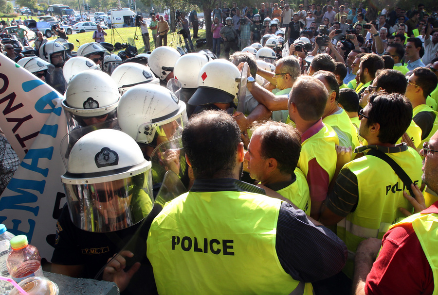 Όταν ΝΔ και ΠΑΣΟΚ όχι μόνο απαγόρευαν συγκεντρώσεις αλλά και «ψέκαζαν» τους αστυνομικούς