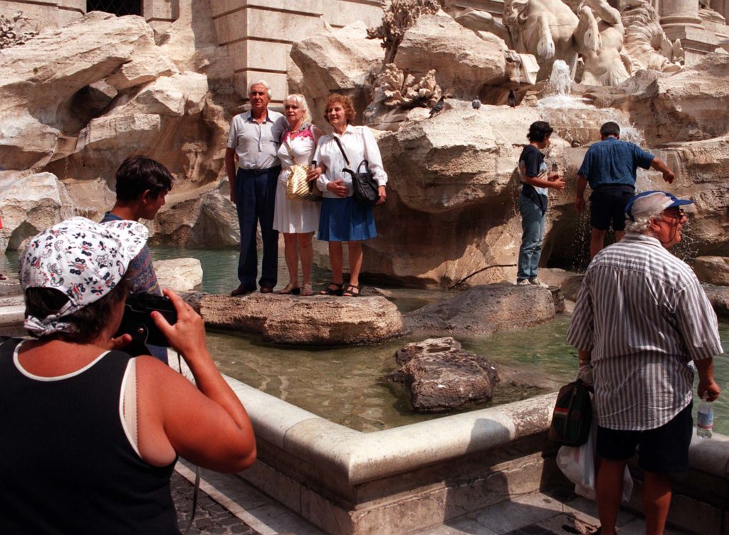 500 ευρώ πρόστιμο γιατί πλατσούριζες στο σιντριβάνι!