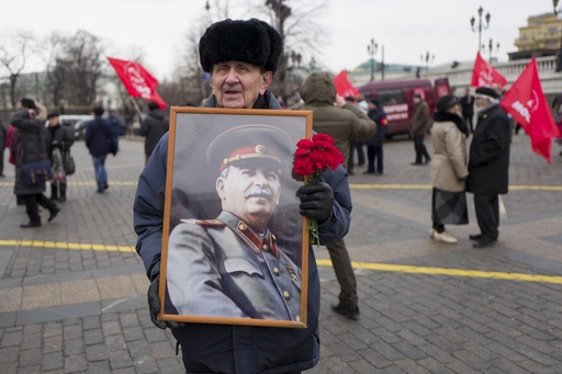 Το Κρεμλίνο κάνει πίσω για τον Στάλιν και τον …αποκαθηλώνει