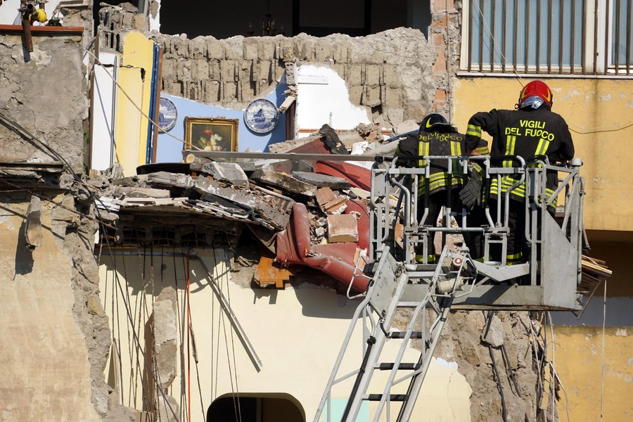 Οκτώ αγνοούμενοι από κατάρρευση πολυκατοικίας στη Νάπολη