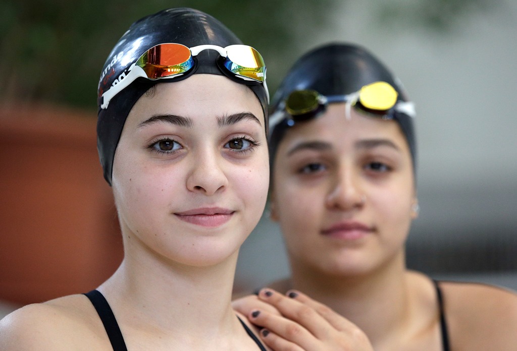 Γερμανία: Τιμή για τις Σύριες κολυμβήτριες Σάρα και Γιούσρα Μαρντίνι που έσωσαν πρόσφυγες