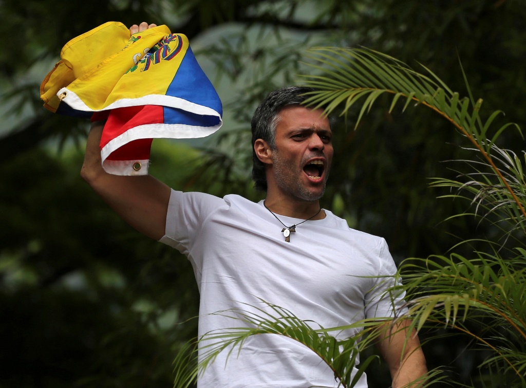 Βενεζουέλα: Eλεύθερος ο ηγέτης της αντιπολίτευσης Λεοπόλδο Λόπες
