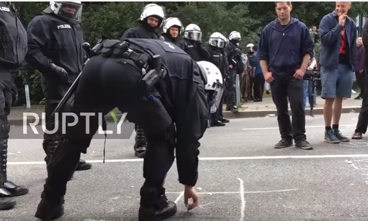 Αστυνομικοί και διαδηλωτές… παίζουν τρίλιζα!