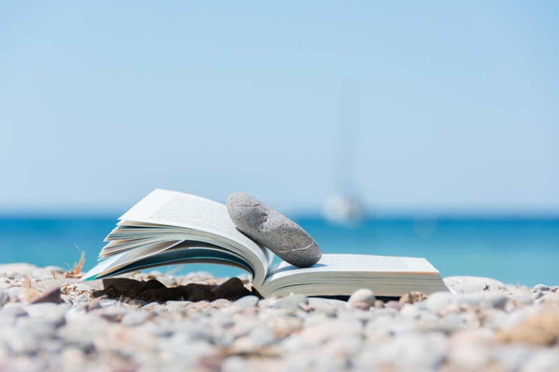 Αντί WiFi δωρέαν βιβλία σε παραλία στο Καστρί Λουτρό