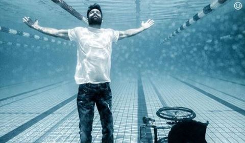 Η υπέροχη φωτογράφιση του παραολυμπιονίκη Αντώνη Τσαπατάκη – «Στάθηκε» όρθιος σε πισίνα