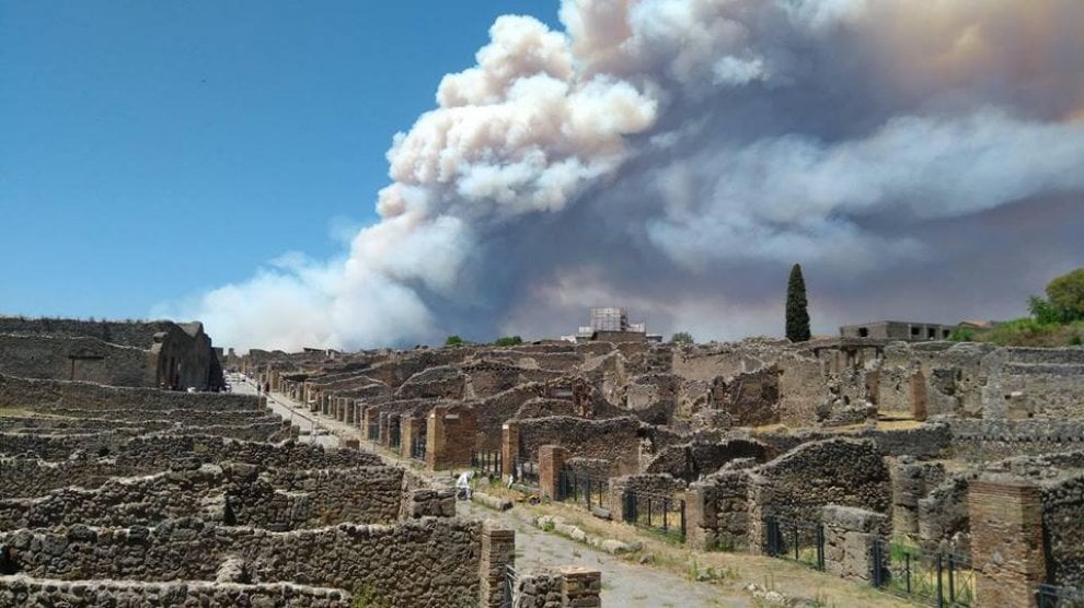 Πανικός στη Νάπολη: Πυρκαγιά στον Βεζούβιο (Photos & Video)