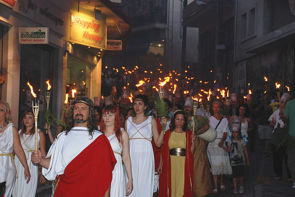 Σανδάλια, χιτώνες, κύμβαλα και ύμνοι στον Δία: Οι Δωδεκαθεϊστές υμνούν τους αρχαίους θεούς στον Όλυμπο (Video)