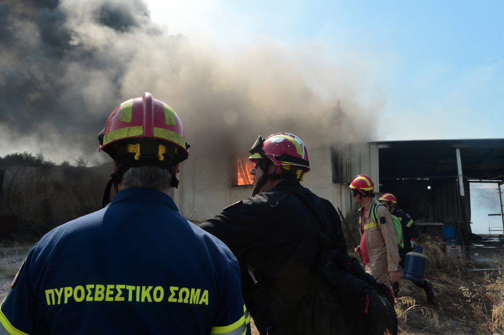 Συμβασιούχοι Πυροσβέστες: Οι πυρκαγιές κατέδειξαν τα οργανικά κενά του Πυροσβεστικού Σώματος