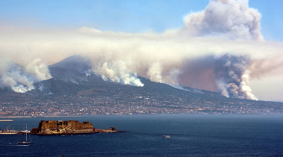 Η ιταλική μαφία πίσω από τις φωτιές στον Βεζούβιο; Πώς εμπλέκονται τα κυκλώματα διαχείρισης σκουπιδιών