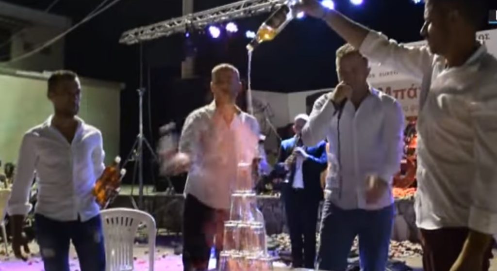 Ποιες σαμπάνιες γατάκια; Ουίσκι (video)