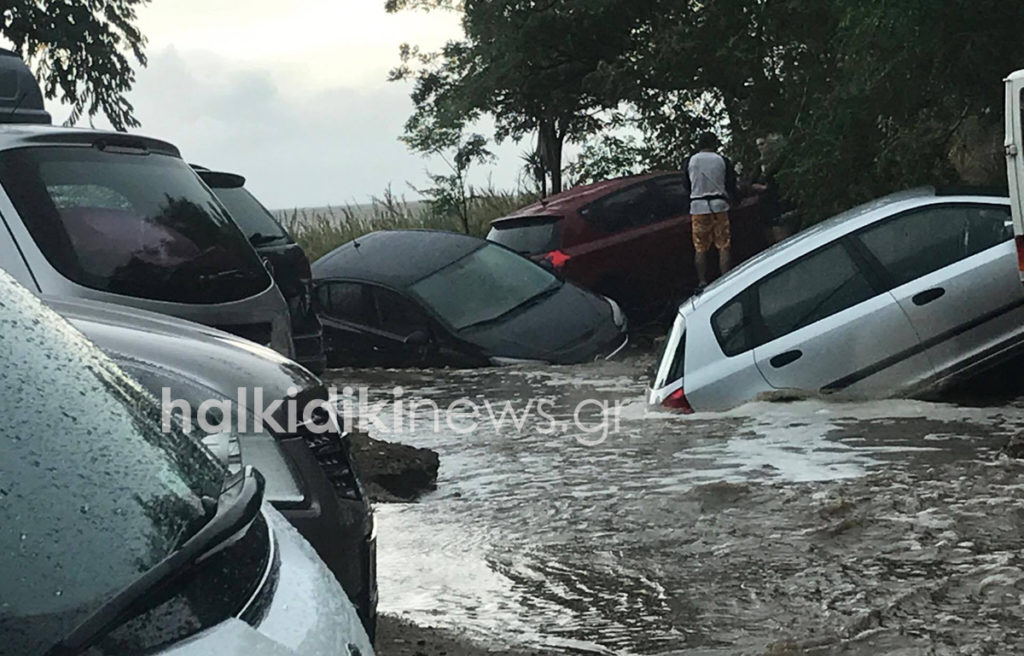 Απίστευτη καταστροφή στη Σιθωνία – Ποτάμια οι δρόμοι, χείμαρροι παρέσυραν αυτοκίνητα (Photos)