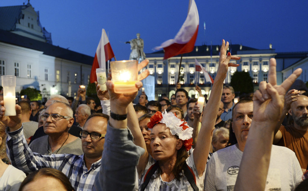 «Καλπάζον πραξικόπημα» στην Πολωνία – Προς απόλυτο έλεγχο της δικαστικής εξουσίας από την κυβέρνηση