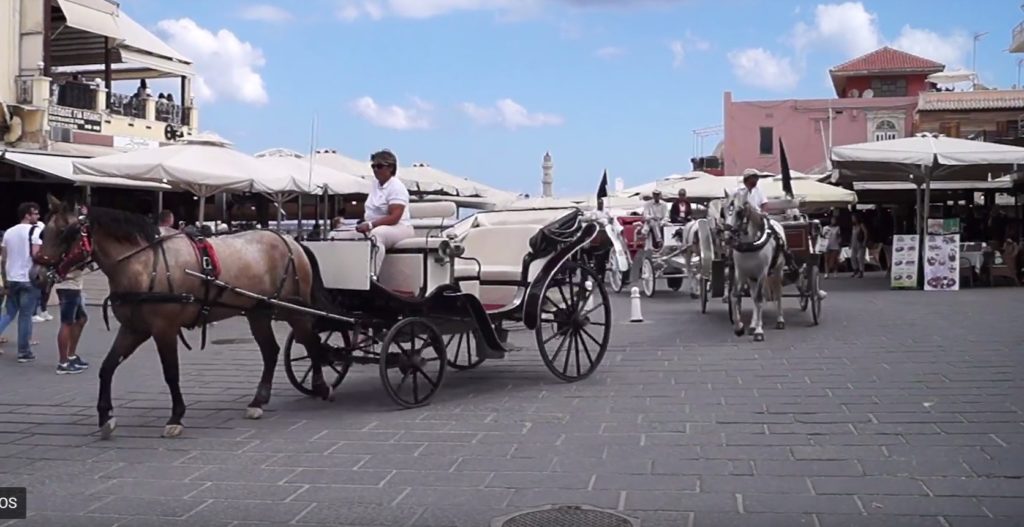 Διαμαρτυρία από… άλλον αιώνα: Πομπή αμαξάδων με μαύρες σημαίες στα Χανιά! (Video)