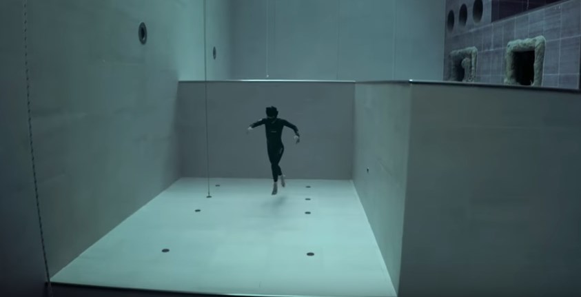 Ένα διαφορετικό «Απέραντο Γαλάζιο»: Βούτηξε σε πισίνα βάθους 40 μέτρων χωρίς οξυγόνο (Video)