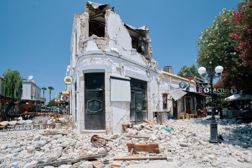 Κως: Απαλλάσσονται από ΕΝΦΙΑ οι σεισμόπληκτοι για δύο χρόνια – Δωρεάν οι μετακινήσεις με λεωφορείο