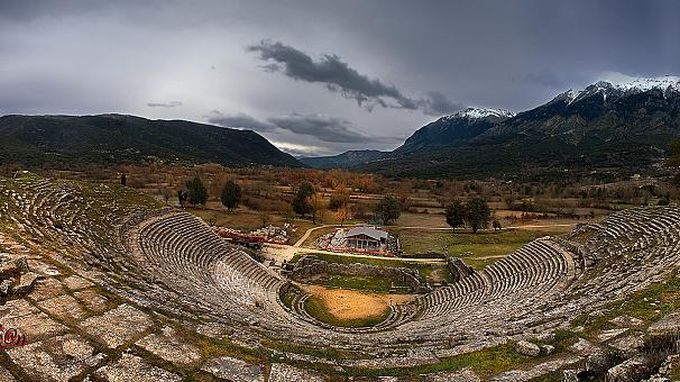 “Γατόφιδο” ξεσήκωσε το αρχαίο θέατρο της Δωδώνης