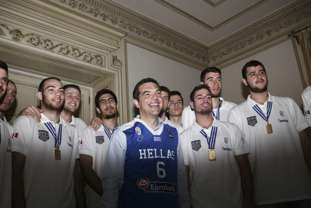 Ο Αλέξης Τσίπρας υποδέχτηκε την Εθνική Νέων μπάσκετ (Photos)
