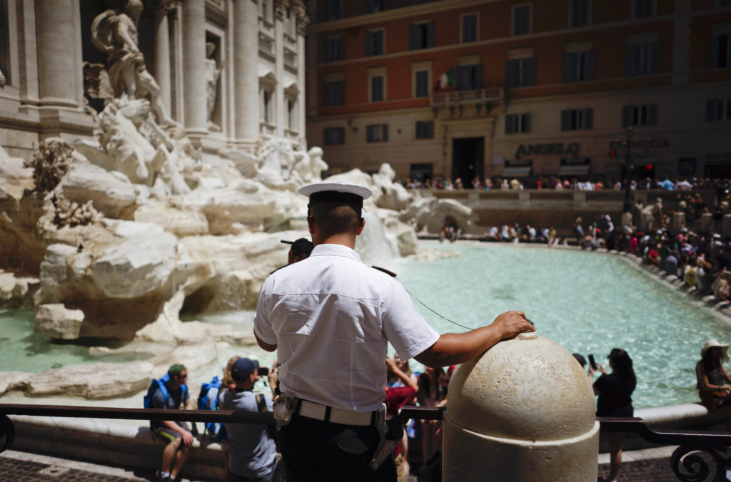 Ρώμη: Απαγορεύεται το ποδόλουτρο στη Φοντάνα ντι Τρέβι (Photos)