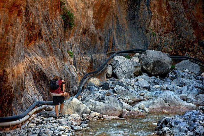 Ήρθε από την Αμερική και πέρασε το φαράγγι της Σαμαριάς με την ανάπηρη κόρη του στην πλάτη… (Photos)