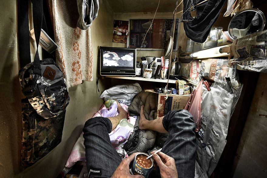 Χονγκ Κονγκ: Άνθρωποι κατώτερου θεού – Ζουν σε φέρετρα-καμπίνες!