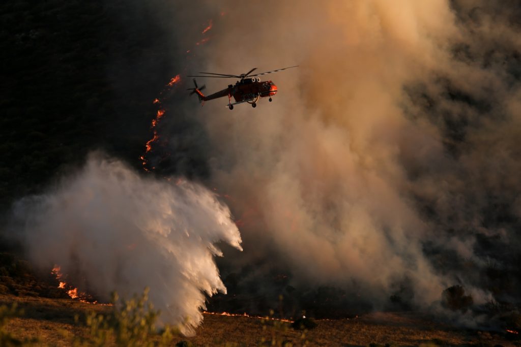 Συνεχίζεται η μάχη με τις φλόγες στα Καλύβια (Photos-Video)
