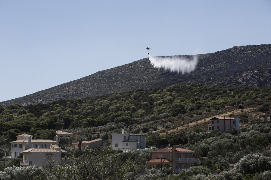 Πυρκαγιά στην Ανάβυσσο – Σε εξέλιξη η φωτιά στα Καλύβια