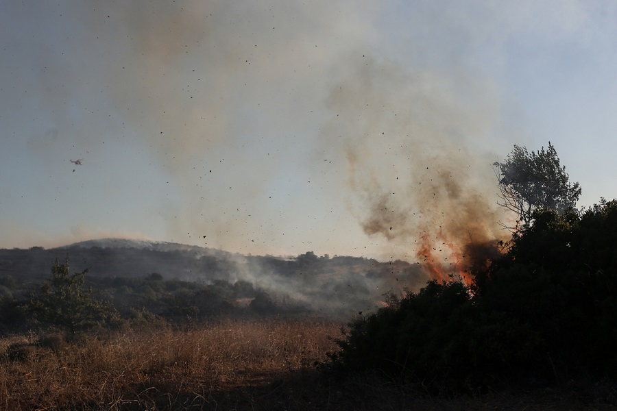Σε ύφεση η πυρκαγιά στην Ανάβυσσο – Συνεχίζεται η μάχη με τις φλόγες στις Σπέτσες