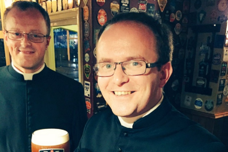 Επτά ιερείς πήγαν για ποτό και δεν τους σέρβιραν γιατί τους πέρασαν για… μπάτσελορ πάρτυ