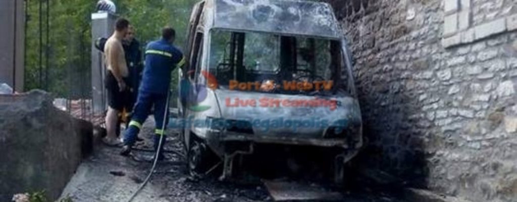Μεγαλόπολη: Παρ’ ολίγο τραγωδία – Ασθενοφόρο τυλίχθηκε στις φλόγες ενώ έκανε διακομιδή ασθενούς