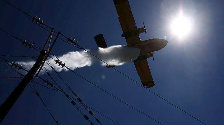 Έυβοια: Με αεροπλάνα προσπαθούν να θέσουν υπό έλεγχο μεγάλη πυρκαγιά στη Σέτα
