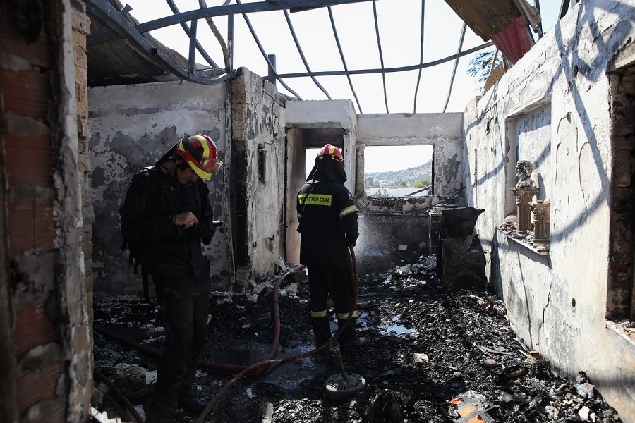 Μάχη με τις φλόγες στην Ανάβυσσο: Κάηκε ένα σπίτι – Τραυματίστηκαν 3 πυροσβέστες (Photos)