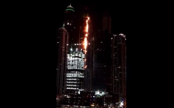 Ντουμπάι: Πανικός στον «Πυρσό» – Εκκενώθηκε λόγω πυρκαγιάς ο εντυπωσιακός ουρανοξύστης κατοικιών (Video)