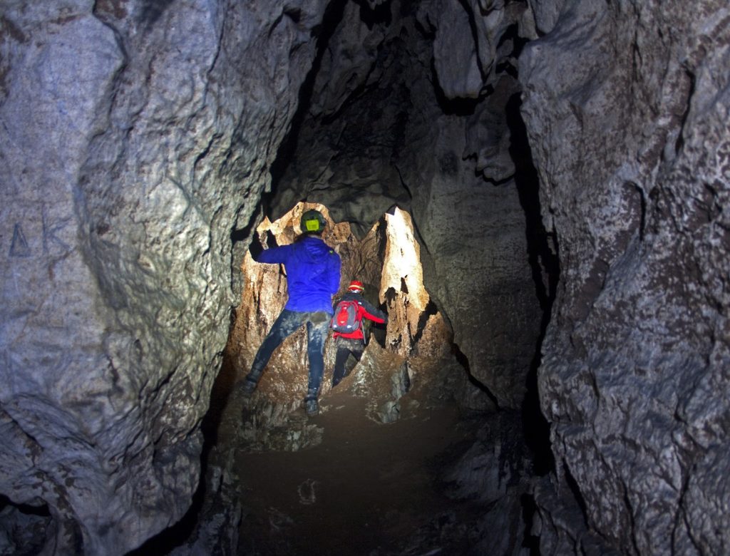 Τζουμέρκα: Μια βόλτα στα μοναδικά σπήλαια της περιοχής (Video)
