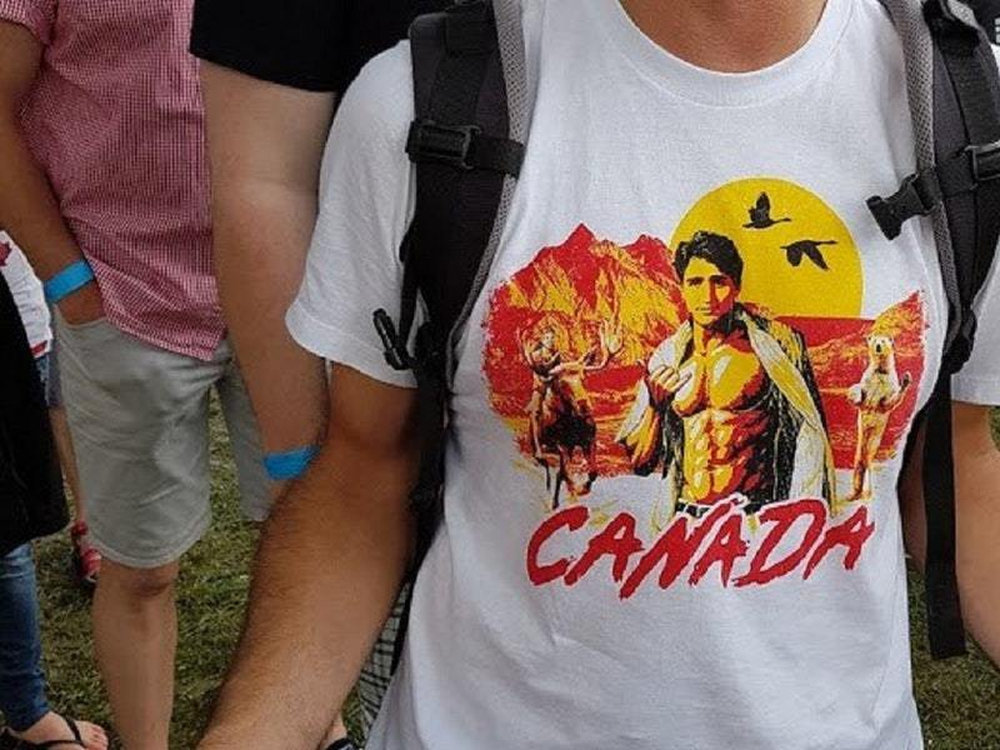 Ισλανδία: Έφτιαξαν T-shirt που απεικονίζουν τον πρωθυπουργό του Καναδά, Τζάστιν Τριντό χωρίς μπλούζα.