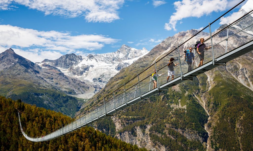 Η μεγαλύτερη κρεμαστή γέφυρα πεζοπορίας στον κόσμο στις ελβετικές Άλπεις (Photos + Video)