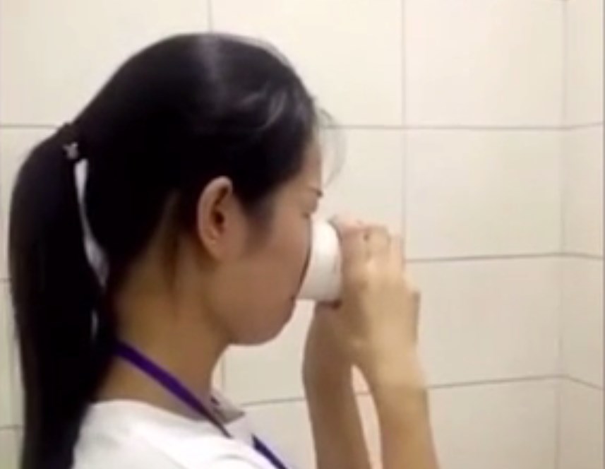 Κίνα: Βίντεο-Σοκ – Αφεντικό υποχρεώνει υπαλλήλους να πιουν νερό από την τουαλέτα (Video)