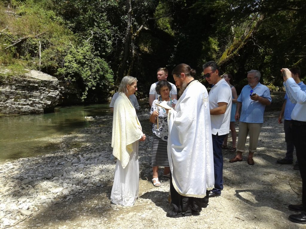 52χρονη ήρθε από την Αυστραλία και βαφτίστηκε Χριστιανή σε ποτάμι (Photos)