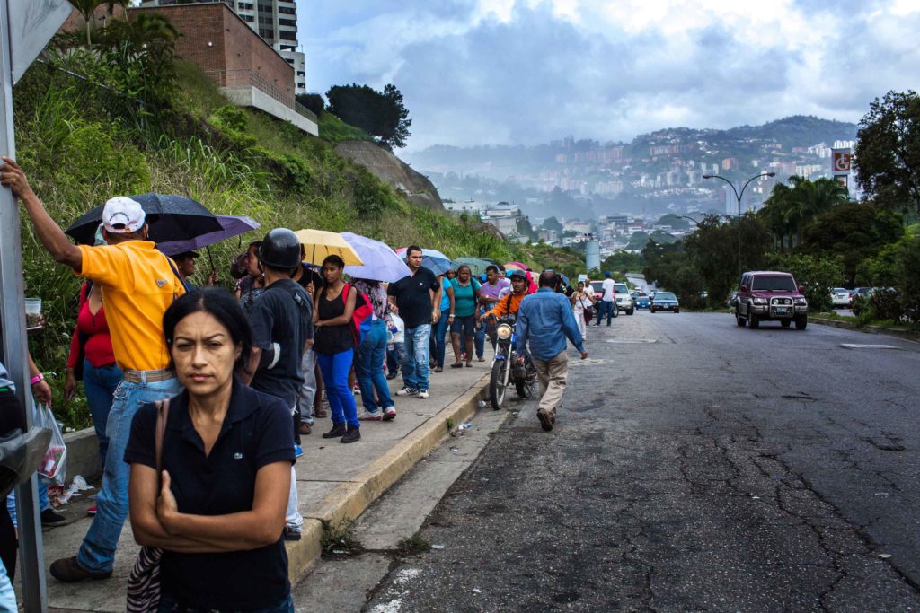 Observer: Η Βενεζουέλα χρειάζεται βοήθεια από τη Δύση, όχι κυρώσεις