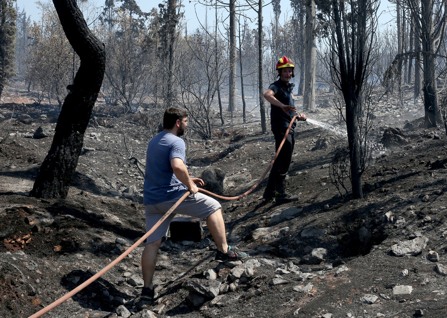 Σε ύφεση η πυρκαγιά στην Καισαριανή (Photos)