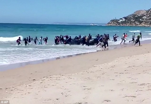 Η στιγμή που διασταυρώνονται δυο κόσμοι – Βάρκα με μετανάστες φτάνει σε παραλία γεμάτη παραθεριστές (Video)