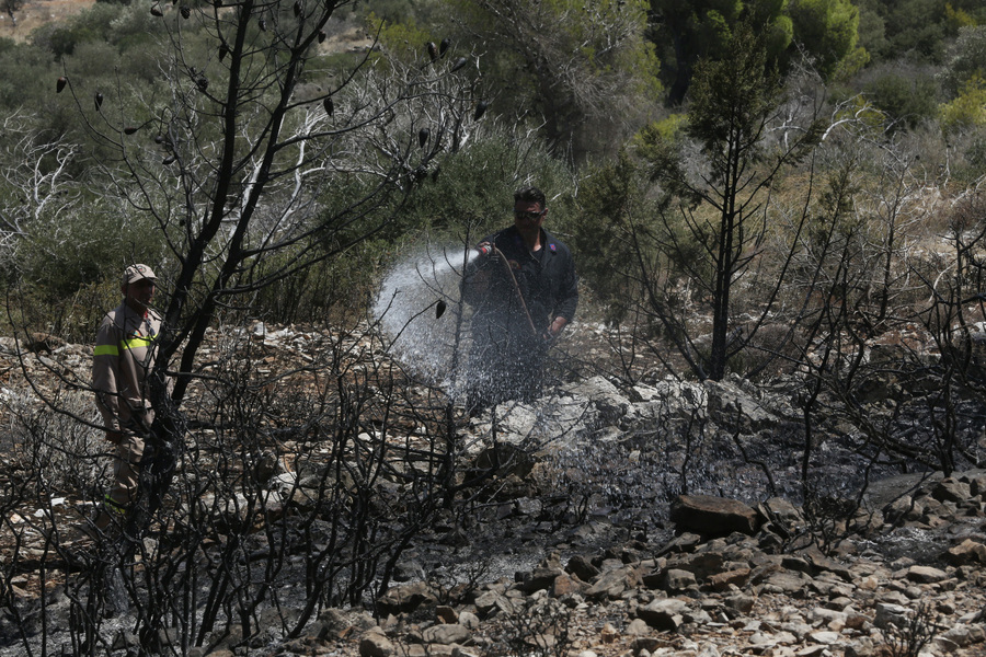 Σε ύφεση η φωτιά στο Κορωπί