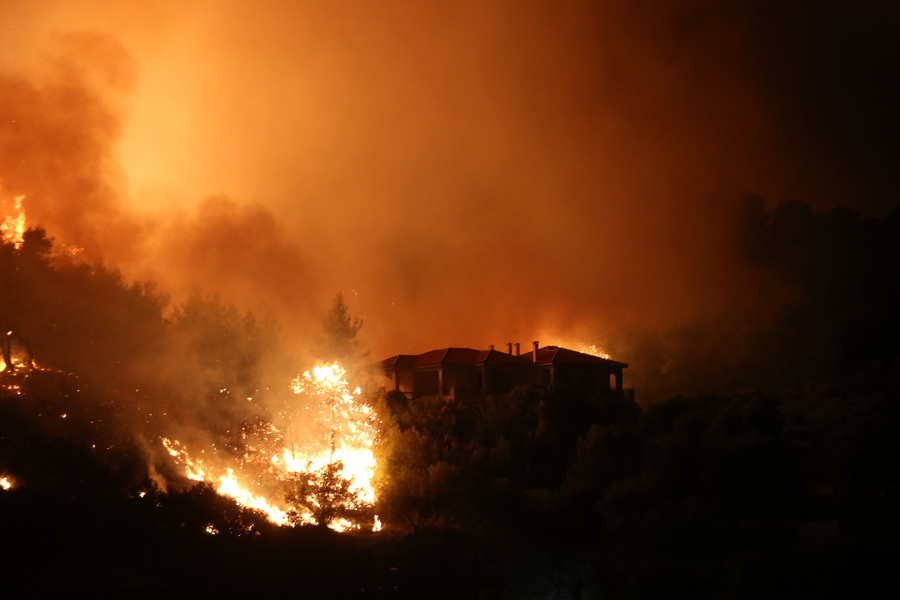 Ανεξέλεγκτη η φωτιά στον Κάλαμο – Σε κατάσταση έκτακτης ανάγκης ο Ωρωπός (Photos)