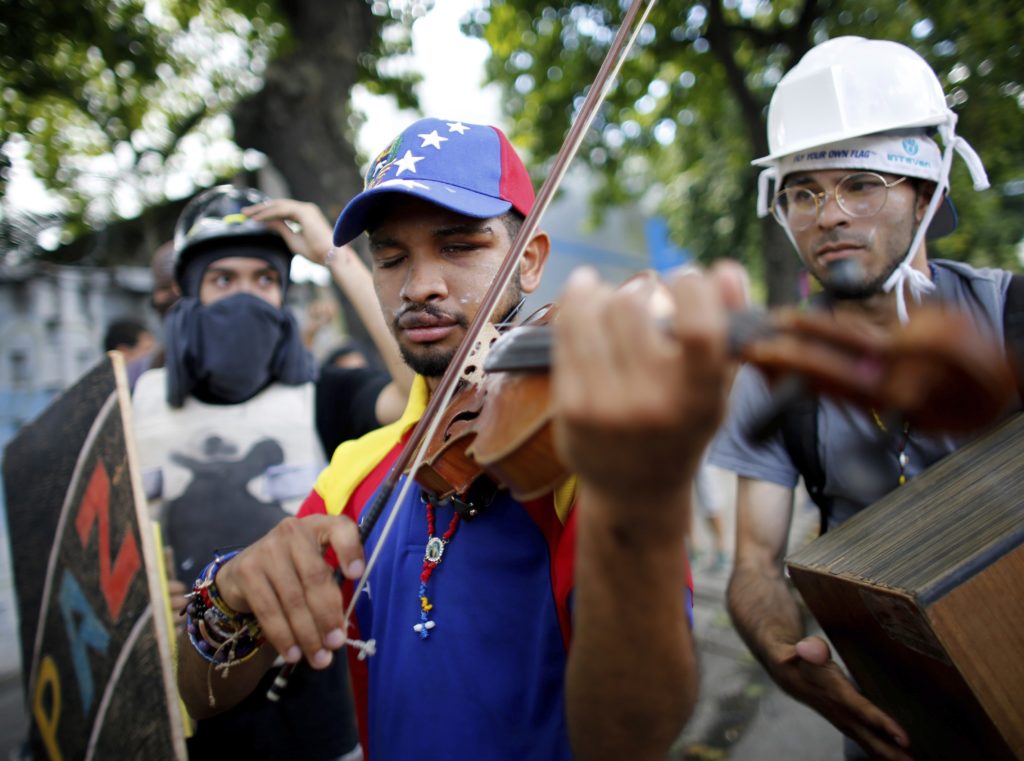 Βενεζουέλα: Ελεύθερος ο βιολιστής που έπαιζε σε αντικυβερνητικές διαδηλώσεις (Video)