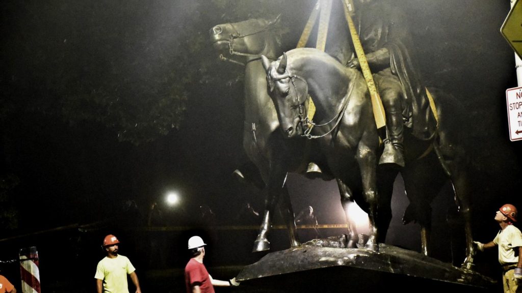 Βαλτιμόρη: Τη νύχτα απομακρύνθηκαν τα «επίμαχα» αγάλματα (Video)