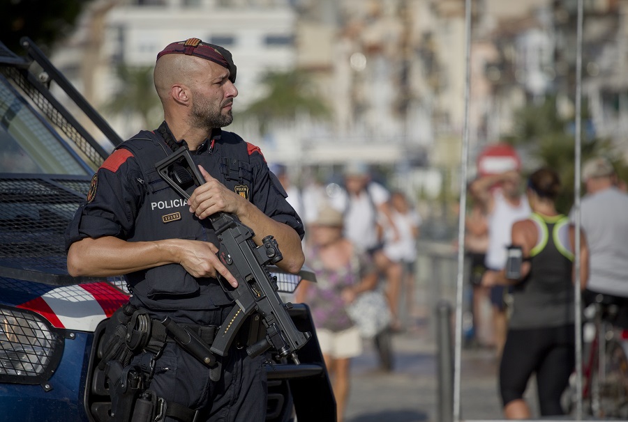 Βαρκελώνη: 14 οι νεκροί από την διπλή τρομοκρατική επίθεση – Ανθρωποκυνηγητό για τον οδηγό (ΣΚΛΗΡΕΣ Photos & Videos)