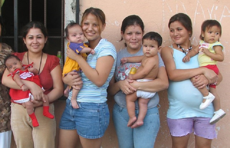 Ελ Σαλβαδόρ: Καταργήθηκε νόμος που επέτρεπε σε έγκυες ανήλικες να παντρεύονται